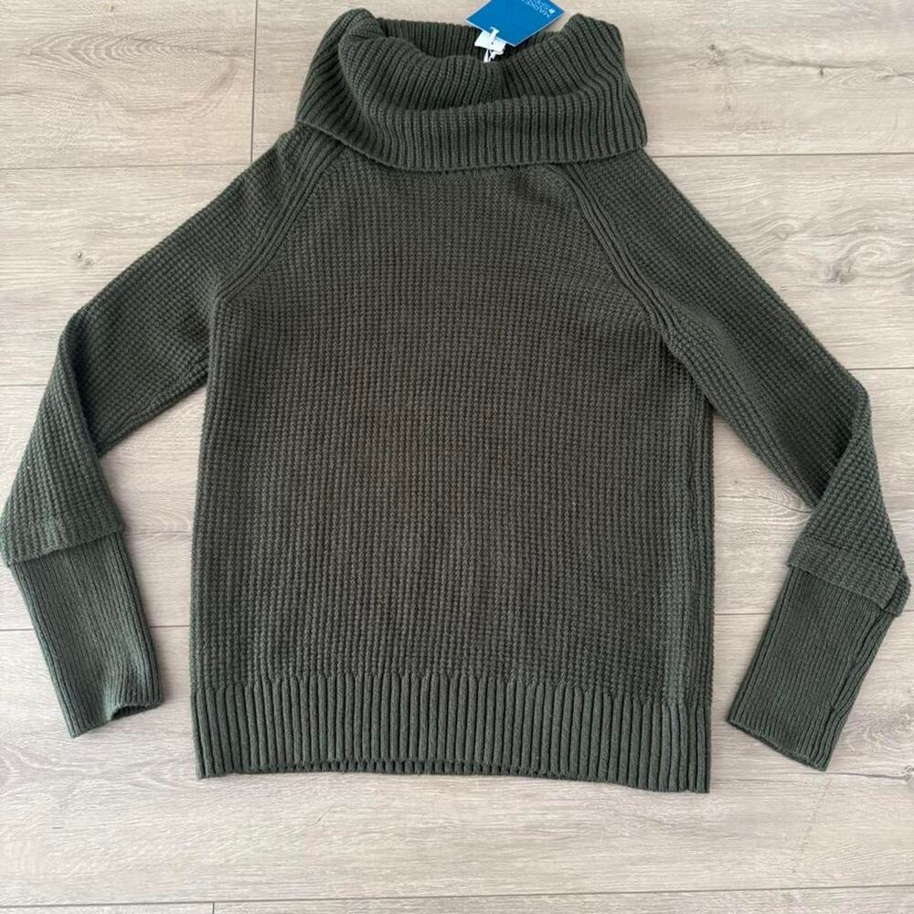 Market spruce green turtleneck